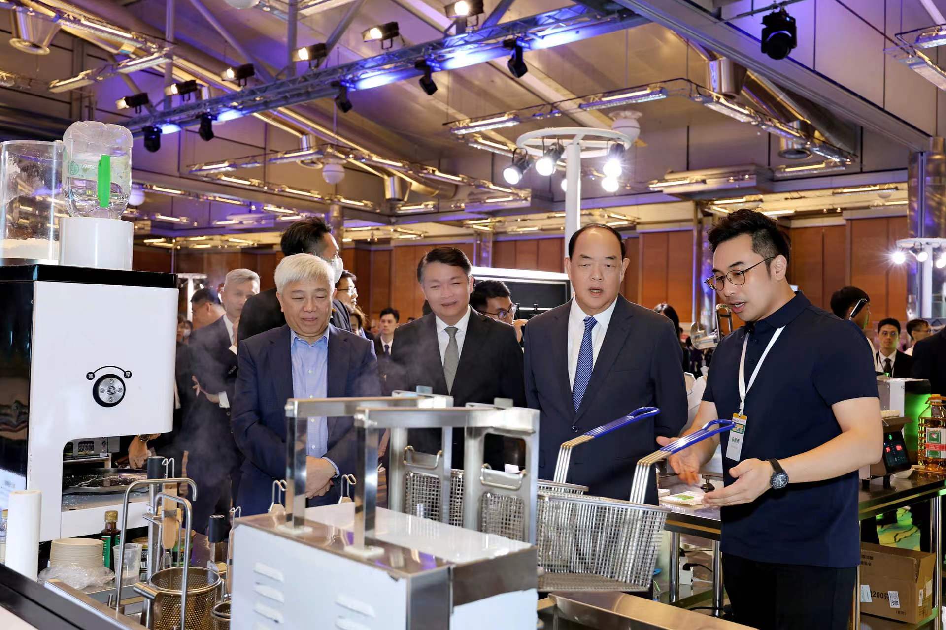麦大厨受邀参加澳门餐饮业智能升级方案展示会，备受特区领导关注